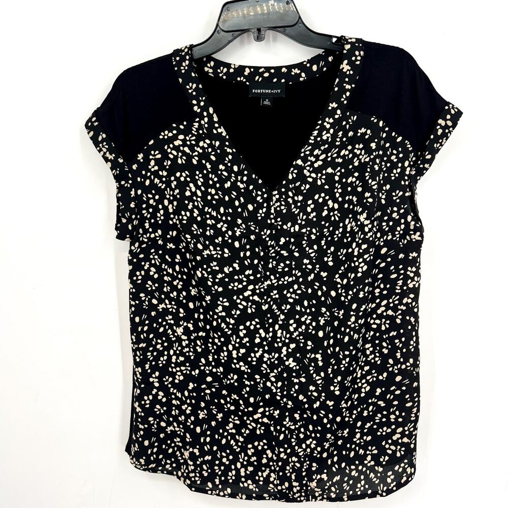 FORTUNE + IVY Womens V Neck Top Medium Black White Printed Short Sleeve NWOT